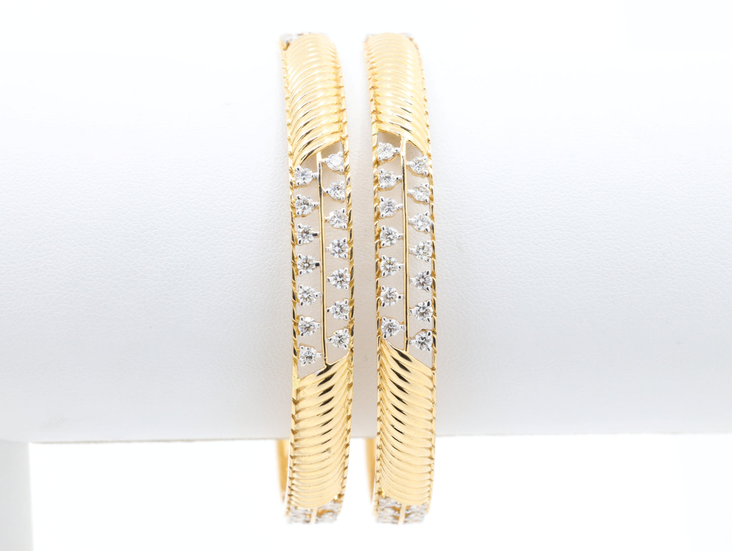 DIAMOND-BANGLES 18K (DBG-10032)