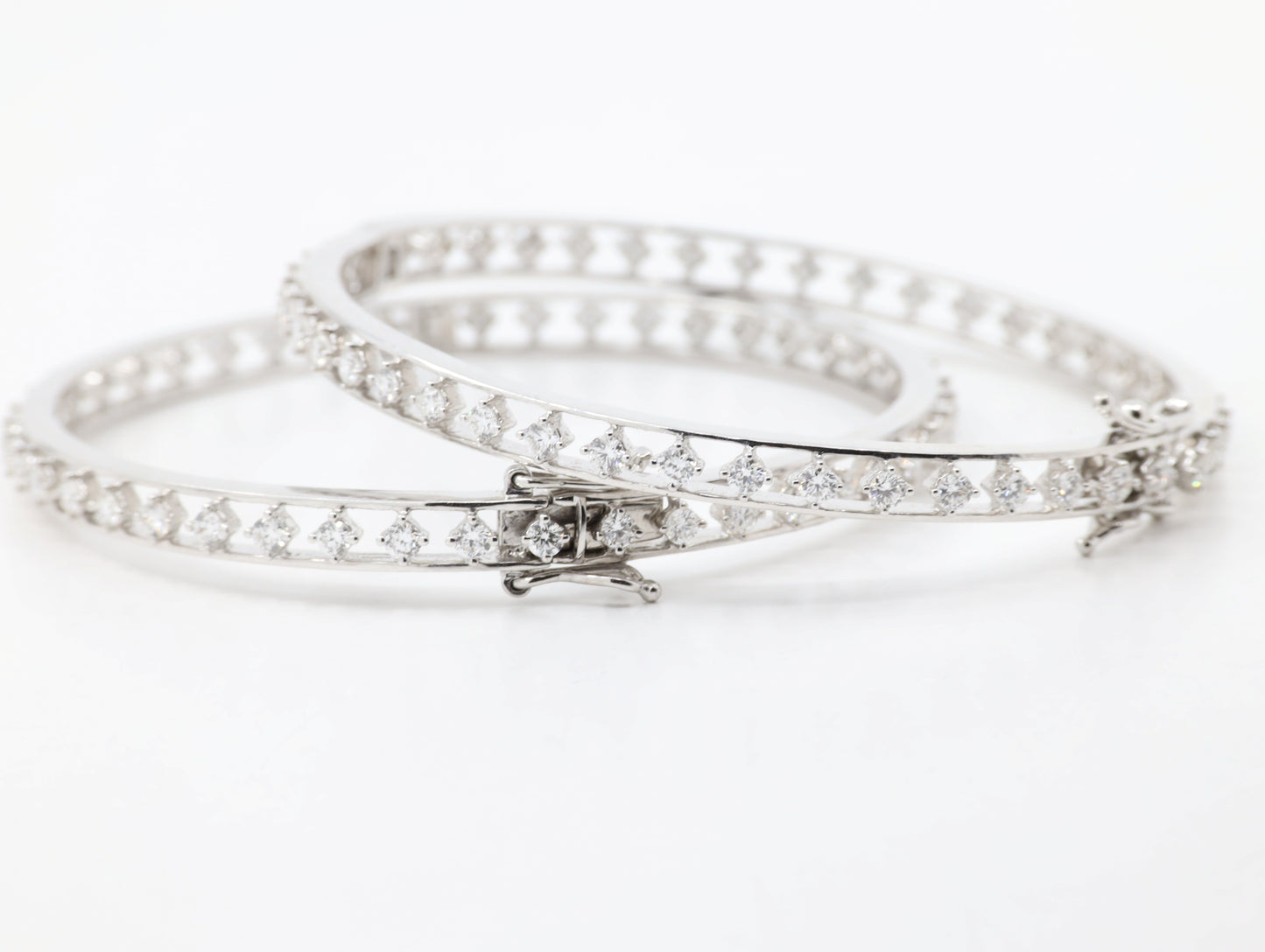 DIAMOND-BANGLES,18K (DBG-00320)