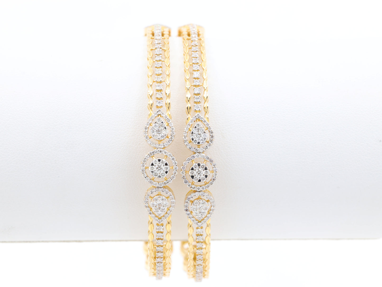 DIAMOND-BANGLES 18K (DBG-10028)